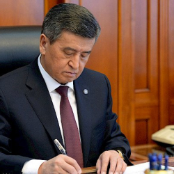 Президент Сооронбай Жээнбеков «Кыргыз Республикасынын мамлекеттик сыйлыктары жана ардак наамдары чөйрөсүндөгү кээ бир маселелер жөнүндө» Жарлыкка кол койду