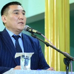 Оштун мэри Сарыбашев тилинен жаңылып, президент Жээнбековду ыңгайсыз абалга калтырды