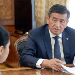 Сооронбай Жээнбеков Мамлекеттик ипотекалык компаниянын жетекчиси менен жарандарды жеткиликтүү турак жай менен камсыздоо боюнча программаны ишке ашыруунун келечегин талкуулады