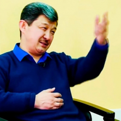 Табылды Акеров, саясат таануучу: “Биздин депутаттар, саясатчылар канча "маңыроо" болсо, бийлик башындагыларга ошончолук жакшы”