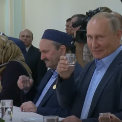 ВИДЕО - Путин 20 жыл мурун берген убадасын аткарып “жүздү” урду