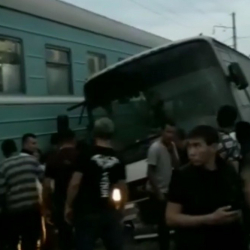 ВИДЕО – Поезд толо жүргүнчүлөрү бар автобусту сүзүп кетти. Каза болгондор жана жаракат алгандар бар 
