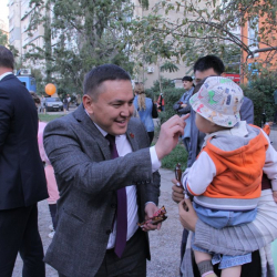 При содействии депутата Бишкекского городского кенеша Элмир Досалиева построена еще одна детская площадка в Октябрьском районе