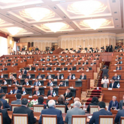 Парламент тарап кетүүгө даяр, болгону акча жок!