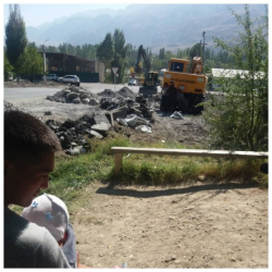 Тажик тарап чек ара тилкесинде салына баштаган курулуштарын буза баштады