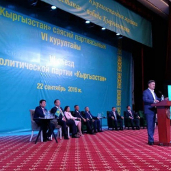 Эки сөздү эптеп туура жаза албаган партия кайрадан шайлоого аттанды. Келечектен эмне күтсөк болот?