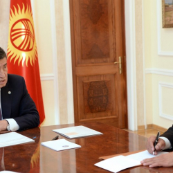 Сооронбай Жээнбеков Кыргызстандын Новосибирскидеги жаңы Башкы консулу Калдарали Маматалиевди кабыл алды