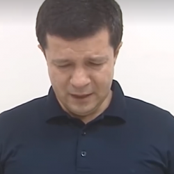 ВИДЕО - Министр ыйлаганда. Колдоруна кишен салынган чиновниктер тизилип турганын көрдүңүз беле?