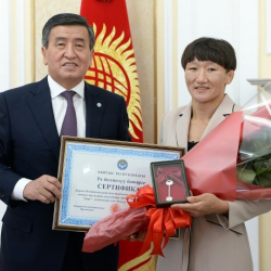 Президент Сооронбай Жээнбеков встретился с чемпионкой мира по борьбе Айсулуу Тыныбековой
