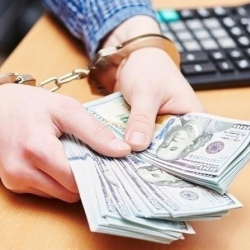 Финполдун жетекчилеринин бири пара менен кармалды