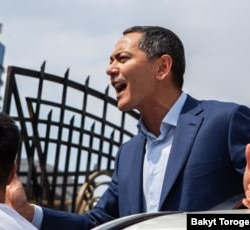 Өлкөгө араң келген Бабанов бийлик менен ич ара сүйлөшүп алганбы? Кайра Россияга кетти...