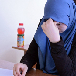 Чотаев деген “чортукку”, мектепте хиджап болбойт дейт. Андай болсо баш мыйзамды кайда алып барабыз?  