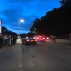 ВИДЕО – Унаа бир учурда 17 адамды сүзүп кетти