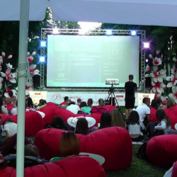 ВИДЕО - Бишкектеги парктан "порнуха" көрсөтөт деп ойлодуңуз беле? Анда көрүңүз!