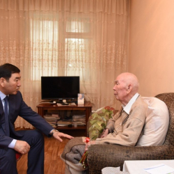 ИИМ: Сүйүн Өмүрзаков ардагерлерди сүйүнтүрүп, бетинен өптү