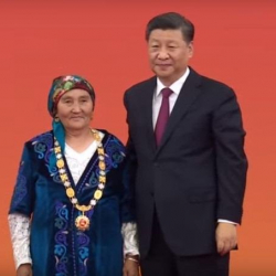 Кытай төрагасы кытайлык кыргызга сыйлык тапшырды