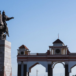 Жалал-Абад: Депутаттар Төлөнбек Бакировго ишенбөөчүлүк көрсөттү