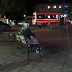 Үйсүз калган кемпир отургучта жашап жатат