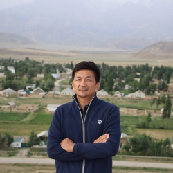 Жеңишбек Эдигеев: "Бирөөнө сүйлөш оңой, бирөөнө жазаш оңой, бирөөнө жазыш оңой... бирөөнө баары кыйын"