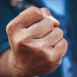 ВИДЕО - Бишкекте белгилүү чиновник катуу таяк жеди. Аты-жөнү такталып жатат