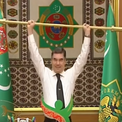 Түркмөн башчысы Конституцияны дагы өзгөртмөй болду