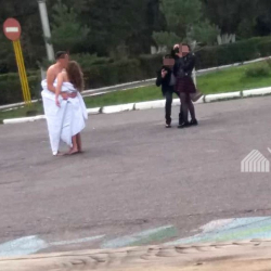 Сүрөт (18+) Кара-балталык жаштар кийим ордуна жууркан ороно баштаганбы?