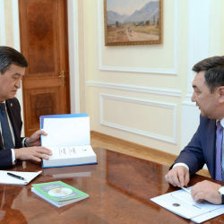  Сооронбай Жээнбеков встретился с Президентом Тюркской Академии Дарханом Кыдырали