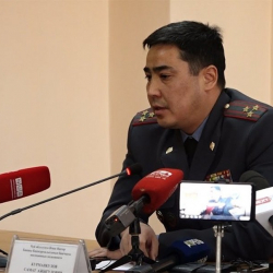 Самат Курманкулов атайын аппараттын жардамы менен гана сүйлөй алат