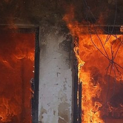 ЧУКУЛ КАБАР - Бишкекте хан сарай өрттөнүп, өрт өчүргүчтөр жыртык шланг менен өчүрүүдө