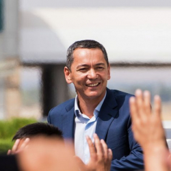 Бабанов козголгон кылмыш иштерин тоготпой, тойдо ырдап чыкканы жумурай-журтту таңгалдырды