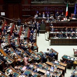 Италия парламенти депутаттардын санын кыскартууда рекорд койду