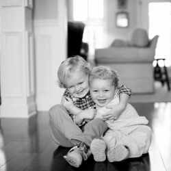 4 жаштагы бала сууга түшүп кеткен карындашын куткарып калды