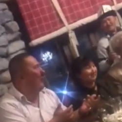 ВИДЕО - Интернетте бир агабыз "иттей" сонун күлкүсү менен элге позитив тартуулап жатат