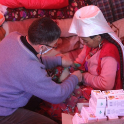 СҮРӨТ: Кыргызстандык дарыгерлер Памирде төрөт кабыл алышты 