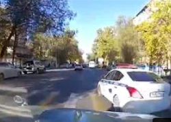 ВИДЕО - Бишкекте аз жерден окуучуларды сүзүп кете жаздаган милиция жоопко тартылабы?