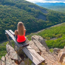 Аскада селфи кылмакчы болгон аял учуп өлдү