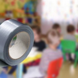 Окуучулардын  оозун скотчтогон мугалим иштен кетти