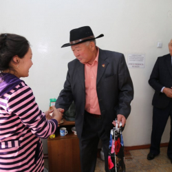 ИИМдин ардагерлери жаңы төрөлгөн ымыркайларга белек тапшырышты