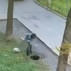 ВИДЕО – Шашкан эне люктун капкагын камгактай алып ыргытты