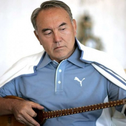 ВИДЕО – Ай бали! Өзү оңкочук атса дагы ырын токтотподу