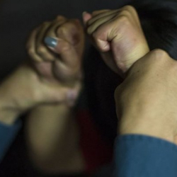 Свердлов РИИБнын тергөөчүсү баласын чаап жиберген аялды интимдик мамилеге мажбурлаган