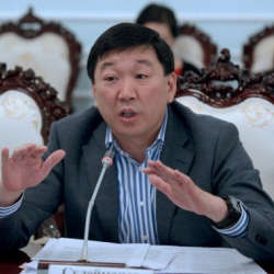 ВИДЕО - Шыкылдаткыч "атамекенчиге" спикер Жумабеков эскертүү дагы бере албайбы? 