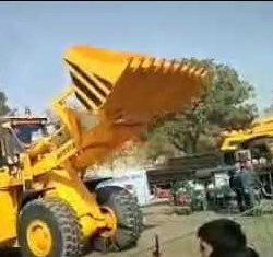 ВИДЕО - Өзбекстанда экскаваторлорду "Андижан полкасына" бийлетишти