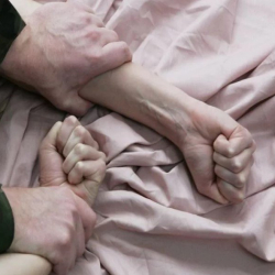 Ооруканага түшкөн аял: “Күйөөм төшөктө кыйнаганды жакшы көрөт” 