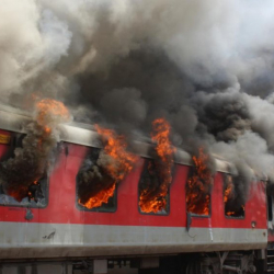 Пакистанда поезд өрттөнүп, 73 киши каза болду