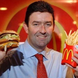 McDonalds кызматкери менен сүйүү мамилесин курган директорун иштен айдады