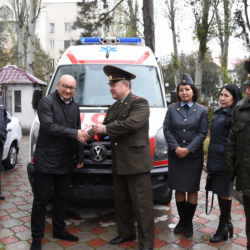 “Элит Хаус” ИИМге унаа белек кылды. 102нин ордуна курулуш компаниясынын логотиби түшүрүлбөйбү?