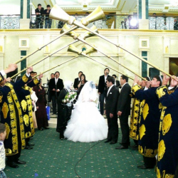 Ашыкча тайраңдаба. Өзбекстанда той өткөрүүнүн жаңы эрежеси бекитилди