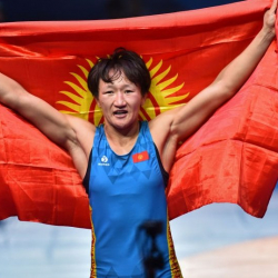 Айсулуу Тыныбековага Toyota Cаmry белек кылышты