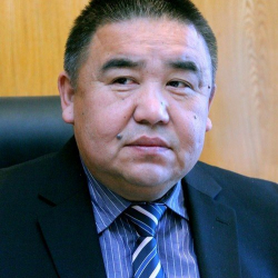 Ок менен ойногон Болот Шер